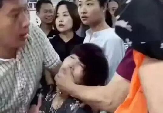 游客摔断售价30万手镯续2