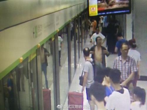 男子地铁站内敞肚露肉 不听劝说拳打值班员