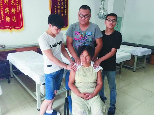 薛博洋(中间穿灰色衣服)和他的两个徒弟