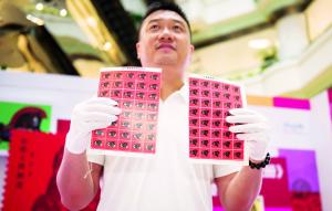  　　一号专业破版人员展示刚刚破版成功的“猴票”。信息时报记者 陆明杰 摄 