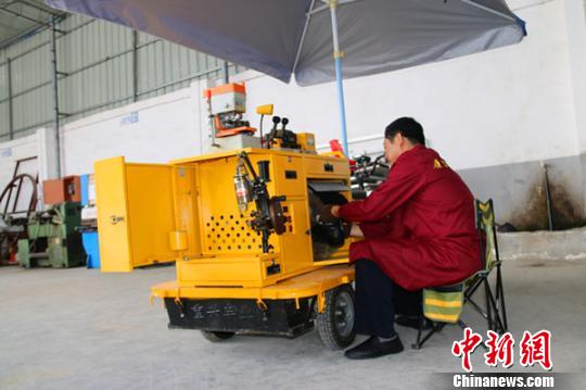 退伍军人10余年研发扶贫助残工具获两项发明专利