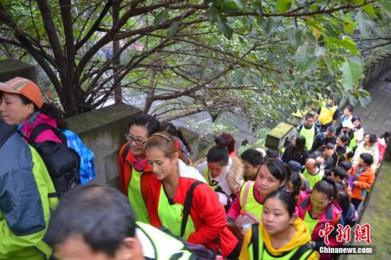 “行动起来，向‘零’艾滋迈进?！?0日，由重庆渝中区卫生局主办，渝中区疾控中心、该辖区医疗机构的防艾医务人员和当地民间组织“步量重庆”群员合力开展了“12.1世界艾滋病日”宣传活动。300余名市民以徒步山城八公里老街的方式，倡导健康生活，远离高危行为，同时呼吁大众不要歧视艾滋病感染者，共同打造一个“零”新发感染、“零”死亡、“零”歧视的防艾环境。唐李嫒莎 摄