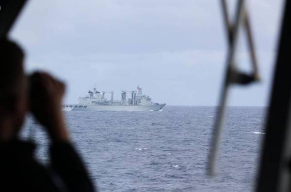 北约发布与中国舰队相遇照片 打招呼表示欢迎