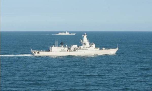 北约发布与中国舰队相遇照片 打招呼表示欢迎