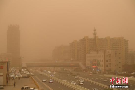 5月6日，吉林省遭遇一场大风伴沙尘天气。持续的大风扰乱了人们的春日节奏，天空灰黄不见阳光，空气中满是尘土的气味，口罩成了出行市民的必备选择。当日吉林省部分地区瞬间风力达到10级。 <a target='_blank' href='http://www.chinanews.com/'>中新社</a>记者 张瑶 摄