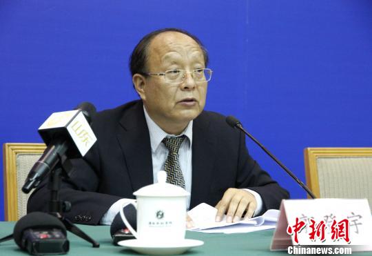 山东省发展和改革委员会副巡视员郭登宇在会上介绍该省促进新旧动能转换的相关情况?！∩臣?摄