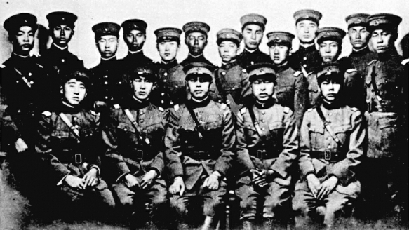 1926年，法国牟拉纳航校18名中国学员留影。前排右二为高志航。