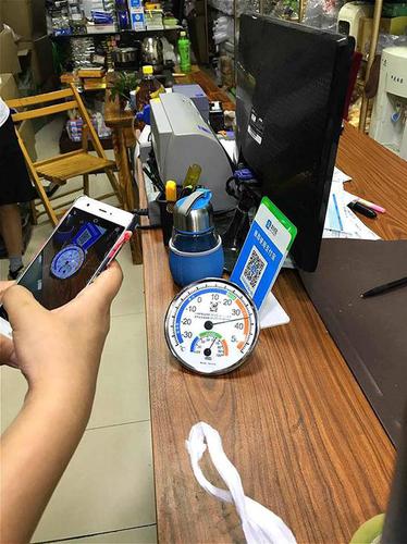 上海一商场室温37度不开空调 靠1米长冰块降温