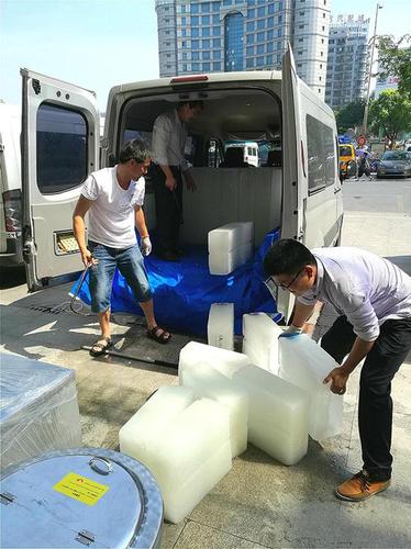 上海一商场室温37度不开空调 靠1米长冰块降温