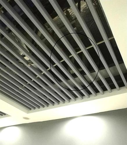 上海一商场室温37度不开空调 靠1米长冰块降温