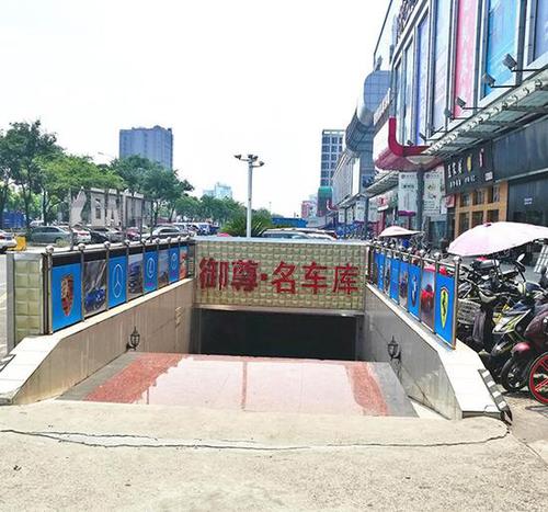 上海一商场室温37度不开空调 靠1米长冰块降温