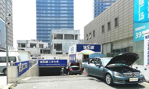 上海一商场室温37度不开空调 靠1米长冰块降温