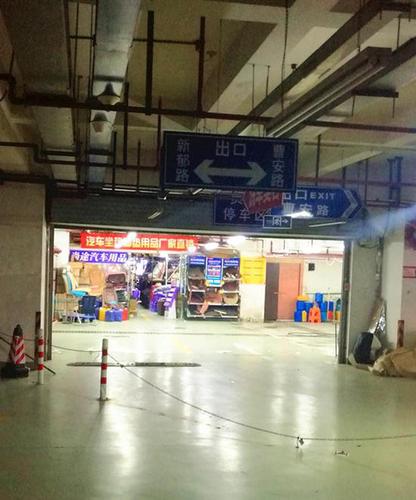 上海一商场室温37度不开空调 靠1米长冰块降温