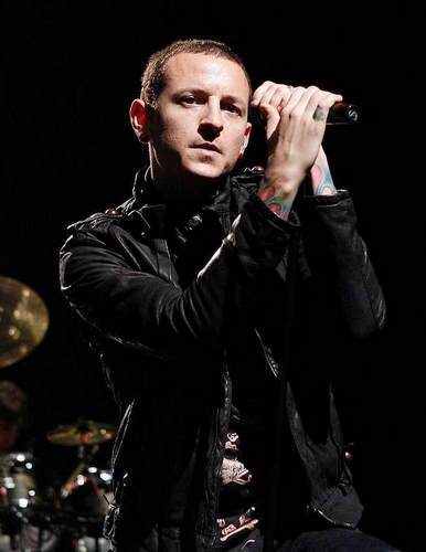 林肯公园主唱查斯特·贝宁顿上吊自杀 年仅41岁