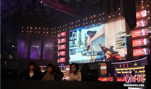 3月17日，“CHINA CUP”冠军杯在河北石家庄河北体育馆打响第一战。图为比赛现场赛事解说。中新社记者 韩冰 摄