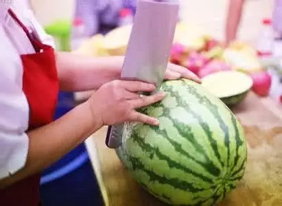 女子吃半个隔夜西瓜 因感染性休克被送进ICU