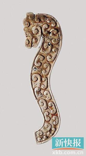 夔龙形佩 战国 河南辉县赵固村出土。龙作回首屈身状，双面雕刻，遍体以隐起手法雕饰勾云纹，立体感极强。龙身中部偏上钻一个透孔，颈部钻两透孔，可以穿缀，应为组佩的饰件之一。龙身以单卷或双卷云纹装饰，吻、颚、耳等器官及鳞甲等也依卷云形进行刻画，形式简约，颇具动感。