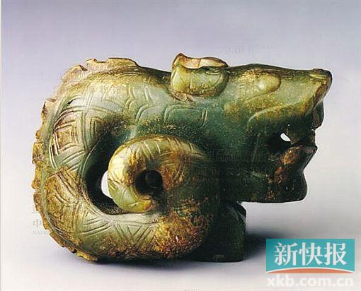 玉龙 商后期 1976年河南省安阳市殷墟妇好墓出土。器玉质呈墨绿色，间有褐色沁斑。圆雕玉龙，龙首微昂，双角后伏，“臣”字状目，眼珠突起，鼻部微凸，张口露齿。龙身于右侧盘曲，尾尖内卷，两短足前屈，各有四趾。中脊饰扉棱，身、尾饰双线阴勾菱形纹、鳞纹，左足外侧饰云纹。 龙是商代造型艺术中最重要的母题，习见于青铜器、玉器、骨角器的装饰中。在龙的刻画中，眼部多作“臣”字状，身、尾多饰鳞纹、菱形纹，中脊以扉棱表现。这些程式化的纹样，既反映了商代艺术的成熟，又是时人对于龙的诠释。