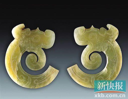 龙形玉饰 西周 河南省三门峡市上村岭虢国墓地1662号墓出土。玉为浅绿色，半透明，器表有光泽。体扁平，呈“c”字形状。龙首雕刻宽大，头上饰一长角，头顶起尖脊，椭圆形眼，口部大张，上唇向上勾卷，长舌呈长条形向颈下勾卷。龙躯体卷成弯勾形，尾端平齐。龙的边缘随器形雕琢单阴线轮廓线，身躯中部刻双线勾云纹。此器造型优美别致，特别是龙嘴部形状特殊。玉质光润亮泽，纹饰流畅。