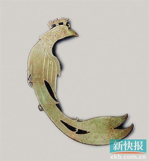 玉凤佩 商后期 1976年河南省安阳市殷墟妇好墓出土。 黄褐色，镂空雕刻。形状为侧首回身状，头似公鸡，头顶有齿脊状冠。圆眼，尖喙，胸部向外凸起，与尾连成弧线形。短翅长尾，尾翎分开两叉。爪卧胸下，背中间有一突，突中有一小圆孔，可佩带。翅膀上雕刻四条阳线以饰翎纹。造型优美，线条流畅，制作精细。此玉凤翅上雕琢的羽翎纹用的是浅浮雕的方式。而对于冠、翅、尾翎部位的虚实处理则反映出商代工匠已经熟练掌握了镂空、钻孔技术。