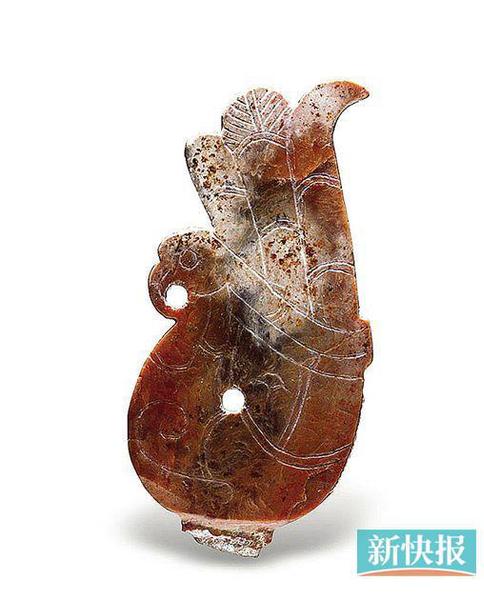 凤鸟形玉饰 战国 河南省辉县固围村六号墓出土。器呈黄色，有褐色沁。扁平体，两面雕刻，刻一凤纹，昂首，头顶高冠向后飘舞。圆眼，尖喙，嘴紧闭并镂空成一圆孔。腹部前挺，三叉长尾向身后卷曲并高高上扬，紧贴于头、颈背部。凤身刻勾云纹，尾刻翎纹，中间长尾尖部呈扇形，上斜刻阴线纹。器正中有一穿孔，器下部有榫。造型优美，纹饰精细，线条流畅，是战国玉雕珍品。