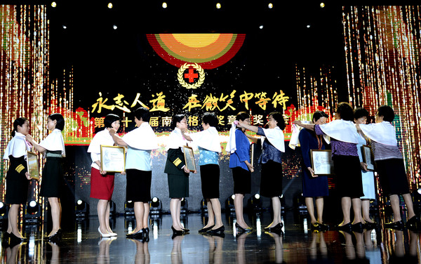 0011 老一届南丁格尔奖章获得者为46届获奖者佩戴南丁格尔志愿护理服务队披肩。jpg