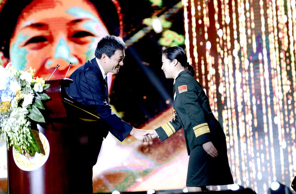 006国家儿童医学中心（北京）主任，首都医科大学附属北京儿童医院院长倪鑫和获奖者第三军医大学第一附属医院传染科护士长游建平 握手祝贺