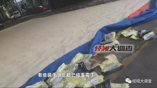 发霉大米晾晒后再包装变知名品牌 公安介入调查