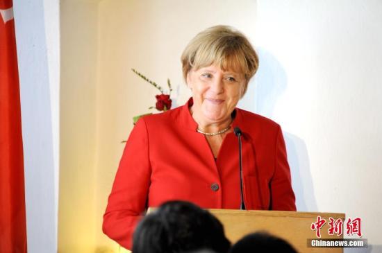 默克尔提到，除了教授汉语，孔子学院还传播中医药文化，而目前德国人对中医药也产生了浓厚的兴趣。她亦表示，自己了解到孔子学院也开设中国烹饪课，“我个人对于能学做一次中国菜也很感兴趣?！迸泶笪?摄