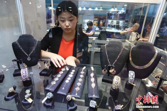 7月19日，2017北京夏季珠宝展在北京中国国际展览中心老馆开幕，本届展览面积近10000平米，展位数量近500个，汇聚国内外近200家珠宝供应商，展品涵盖黄金珠宝、玉石首饰、专业设备等全产业链，为珠宝爱好者呈献了一场珠宝盛宴。图为意大利首饰展台工作人员整理珠宝。<a target='_blank' href='http://www.chinanews.com/'>中新社</a>记者 钟欣 摄