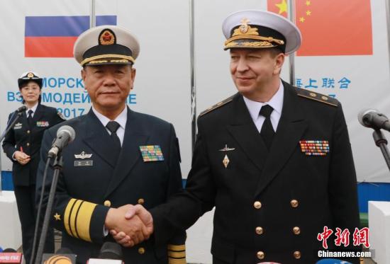 当地时间7月21日上午，参加中俄“海上联合—2017”演习的中国海军舰艇编队抵达俄罗斯波罗的斯克军港，俄海军在码头举行庄重的欢迎仪式。图为演习中方总导演、海军副司令员田中和俄方总导演、俄海军副司令费多坚科夫握手。<a target='_blank' href='http://www.chinanews.com/'>中新社</a>记者 王修君 摄