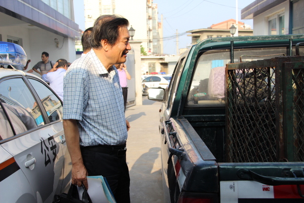 王兴东了解济南市无主犬收容状况。