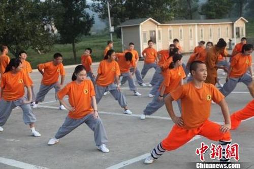 中国侨网清晨5点半，营员在中岳寺前晨练.　韦金鹤　摄