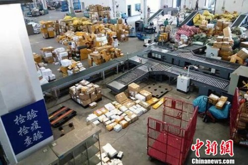 资料图： 当下，“海淘”市场已成为各路电商的主打战场，跨境邮寄物呈现爆发性增长态势，平均增幅达60%。芊烨 摄