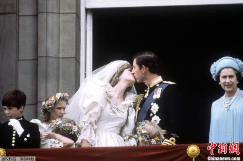 1981年7月29日，查尔斯王子在英国圣保罗大教堂迎娶他的新娘——新威尔士公主戴安娜。女王伊丽莎白二世出席了长子的婚礼。