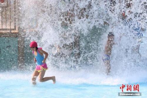 7月23日，两名孩子在南京欢乐水魔方内戏水。当日，南京市气象台将高温橙色预警信号升级为高温红色预警信号。 <a target='_blank' href='http://www.chinanews.com/'>中新社</a>记者 泱波 摄