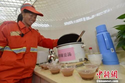 环卫工人在杭州城管综合爱心休息点休息。杭州市城管委提供