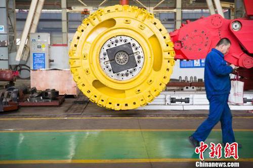 山西太重工人从采煤机前经过?！≌旁?摄