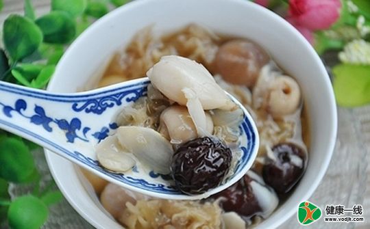 血气不足DIY百合桂圆红枣粥