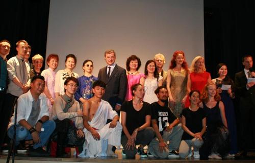 中国侨网合影。（法国《欧洲时报》）