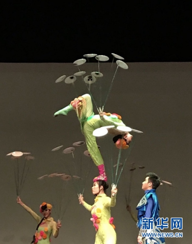 中国杂技团演员表演杂技转碟