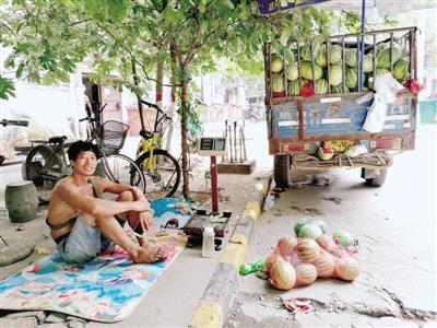 小区挂条幅欢迎瓜农来卖瓜 物业给瓜农端来红烧肉