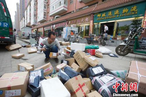 资料图：即将投送的快递?！≌旁?摄