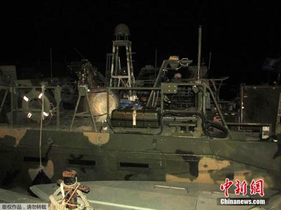 资料图：2016年1月，伊朗革命卫队表示，伊朗已经释放了此前扣留的10名美国海军船员。据报道，伊朗革命卫队公布声明称，被扣留的美国海军士兵此前并非有意进入伊朗海域。在这些士兵道歉后，伊朗方面将他们释放，让他们重回国际水域。