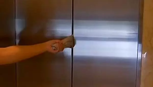 大妈用杯子挡住电梯门  致使小区电梯发生爆炸