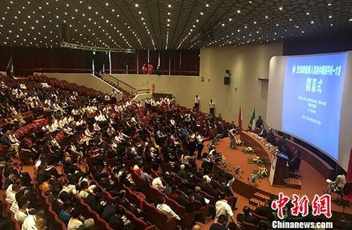 中国侨网7月23日，由意大利中国和平统一促进会主办、以“坚持九二共识、促进两岸融合发展、同圆共享中国梦”为主题的全球华侨华人促进中国和平统一大会在佛罗伦萨隆重开幕。 中新社记者 张雅琼 摄