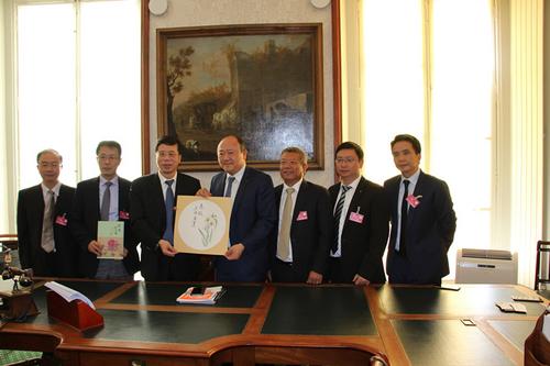 中国侨网冯志农向陈文雄赠送国画纪念品。（本文图片均由法国《欧洲时报》记者黄冠杰 摄）