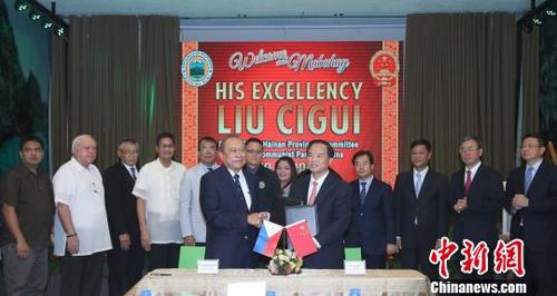 中国侨网海南省委书记、省人大常委会主任刘赐贵率海南代表团访菲，21日访问巴拉望省，与巴拉望省省长阿尔瓦莱兹会见，共同签署了《海南省与巴拉望省建立友好省协议书》?！±钣⑼Α∩? style=