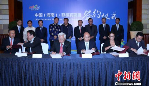 海南省委书记、省人大常委会主任刘赐贵(后左六)，21日在马尼拉见证中国(海南)·菲律宾项目签约仪式，琼菲签署金额达2亿美元的多个合作项目?！±钣⑼?摄
