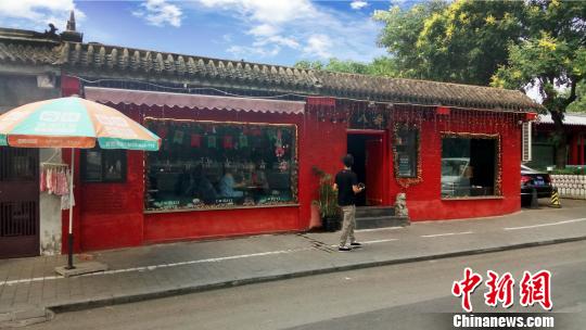 图为整治后的酒吧街，取缔了二层的露台和露天经营。什刹海街道办供图